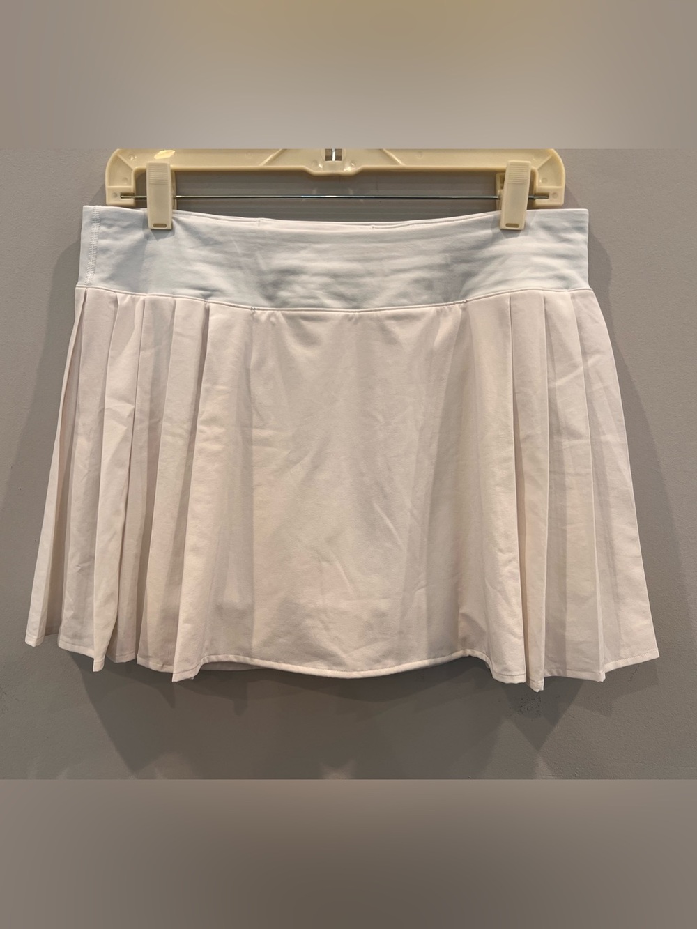 Lulu lemon size 10 Women’s White Pleated Tennis Skirt 15” length